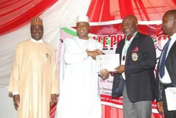 Photos: Dino Melaye wins most outstanding senator of the year 2016 award